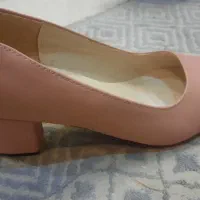تعدادی کفش زنانه و دخترانه