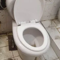 دوتا توالت فرنگی  و یک روشویی