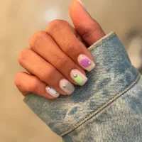 استخدام ناخنکار حرفه ای مسلط به خدمات ژل