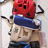 هدیه مقداری وسایل شامل کتاب و وسایل ورزشی و غیره