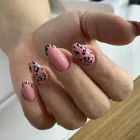 تخفیف ویژه کاشت ناخن (از ۲۵۰)