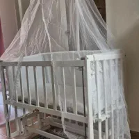 تخت نوزاد کنار مادر