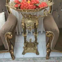 میوه خوری کنار سالنی بزرگ