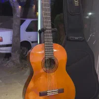 گیتار c40 یاماها به همراه پایه ، کاپو ،دفتر نت،کیف