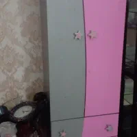 یک کمد بچه گانه