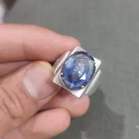 توپاز آبی لندن