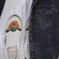 سه تیک جین|کفش و لباس بچه|میانه, |دیوار