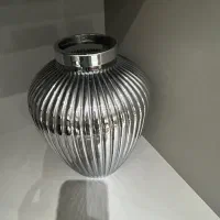 گلدان و گل مصنوعی