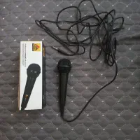 یک عدد میکروفن