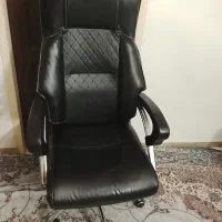 صندلی اداری چرخ دار تمیز در حد نو