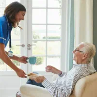 پرستار خانم برای مراقبت از مرد سالمند