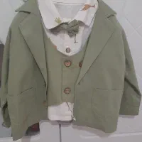 کت و شلوارک و پیراهن و جلیقه در حد نو.