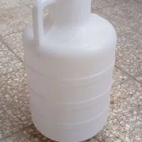 یه تعداد دبه ۲۰ کیلویی تمیز شسته شده