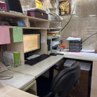 منشی خانم آشنا به برنامه حسابداری هلو