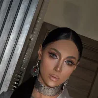به دنبال مدل کاملا رایگان برای میکاپ
