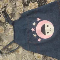 تعدادی لباس بچه به فروش می‌رسد