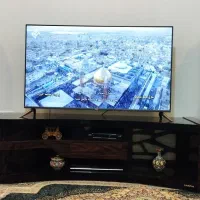 تلویزیون و میز و اسپیکر در حد نو بسیار شیک