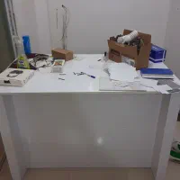 یه میز مدیریت و پیشخوان