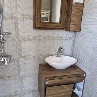 دو  سرویس اینه و روشویی سرویس بهداشتی