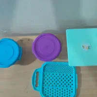 تعدادی ظرف|ظروف نگهدارنده، پلاستیکی، یک‌بارمصرف|زنجان, |دیوار