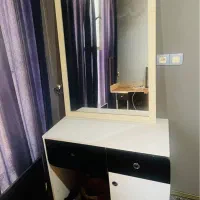 میز آرایش دو کشو و یه کمد با آینه
