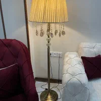 آباژور ایستاده کنار سالنی|چراغ خواب و آباژور|کرج, شهرک نهال و بذر|دیوار