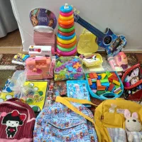 تعدادی اسباب بازی و چهارعدد کیف