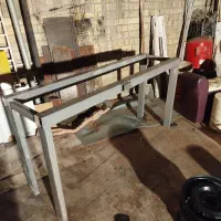 درب و پنجره آهنی . روشنای و چهارپایه اهنی