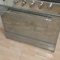 یک اوجاغ گاز ۵شعله و دو عدد فرش یکی