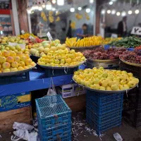 میوه فروشی به یک نیروی کار