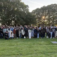 مدرس زبان دارای مدرک از انگلستان