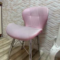 تعدادی لوازم آرایشگاه و کمد