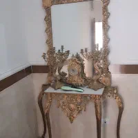 ایینه و یک جفت شمعدان به همراه ساعت سلطنتی