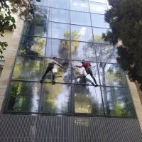 کار در ارتفاع پیچ و رولپلاک. عایق.شستشوی نما
