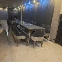 کارگر خانم در رستوران