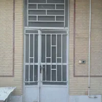 مقداری شیشه در و پنجره ساختمان