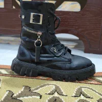 پوتین|کفش و لباس بچه|صحنه, |دیوار