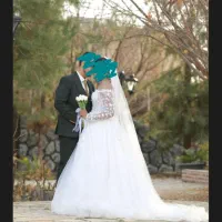 لباس عروس یقه دلبری همراه با تور سر و ژیپون