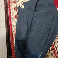یک کت شلوار به فروش می رسد