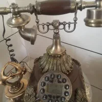 یک عدد تلفن رومیزی سلطنتی