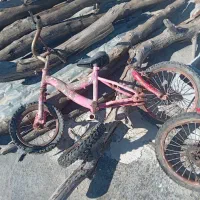 دو عدد دوچرخه نیاز به تعمیر