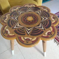 نقاشی کار دست روی میز چوبی