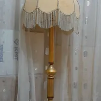 آباژور ایستاده کنار سالنی