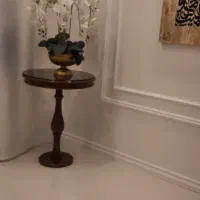 میز گرد چوب راش پایه خراطی همراه گدان ارکیده