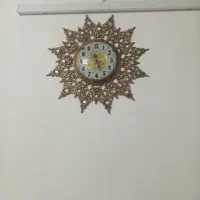 ساعت دیواری بسیار تمیز