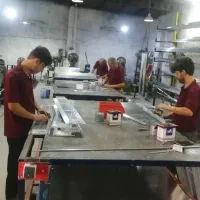 جوان جویای کار در کارگاه تولیدی