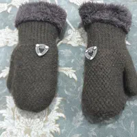 یک جفت دستکش بچگانه