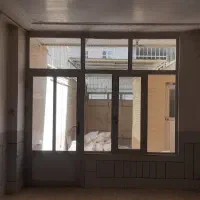 درب و پنجره آلمنیوم  داخل تصویر با شیشه