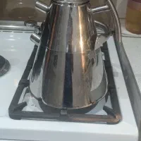 کتری و قوری سینی ، لیوان و خرده ریز اشپزخانه