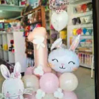 فروشنده خانم جوان